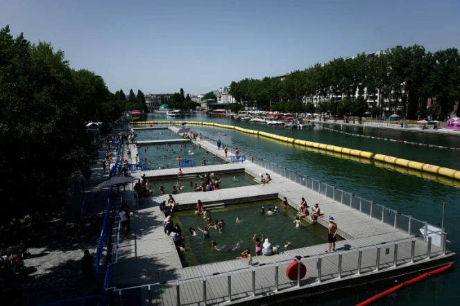 Des miroirs d'eau comme le canal de l'Ourcq à Paris le 25 juillet 2019 permettent de faire baisser la température en cas de canicule
