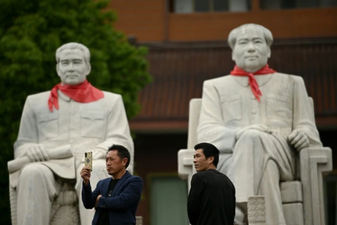 Une statue de Mao Tsé-toung (d) à Huaxi, dans l'est de la Chine, le 20 mai 2021