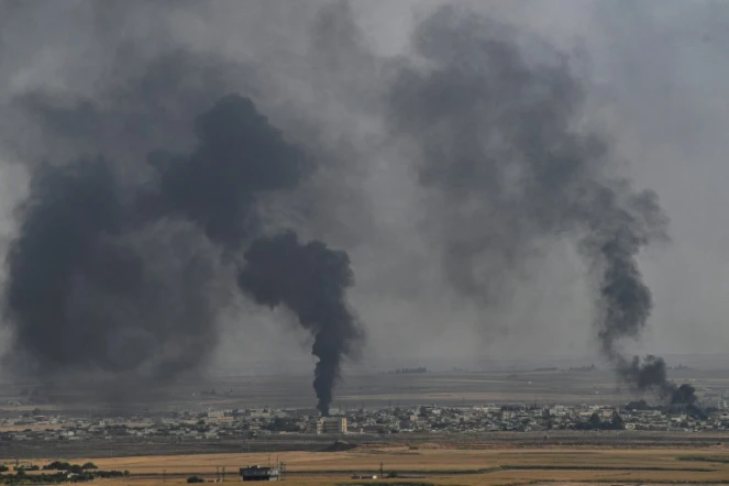 Photo prise dans la ville turque de Ceylanpinar et montrant de la fumée qui s'élève au dessus de la ville syrienne de Ras al-Aïn, le 11 octobre 2019