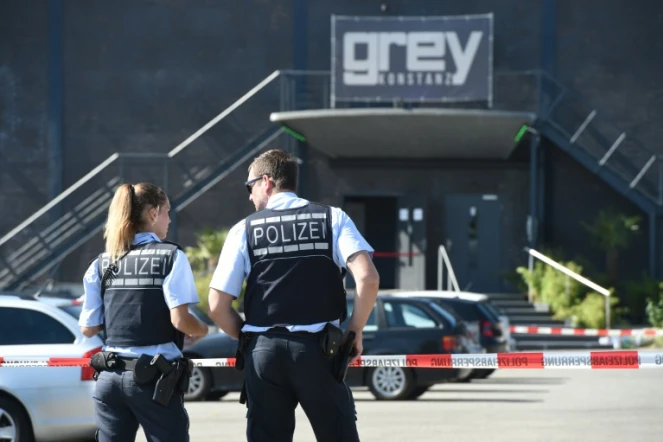 La police debout devant la discothèque Grey à Constance en Allemagne le 30 juillet 2017