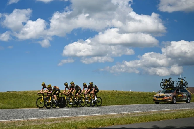 Les coureurs de l'équipe Jumbo-Visma s'entraînent à Bjerge (Danemark), le 30 juin 2022, à la veille du départ du Tour de France à Copenhague