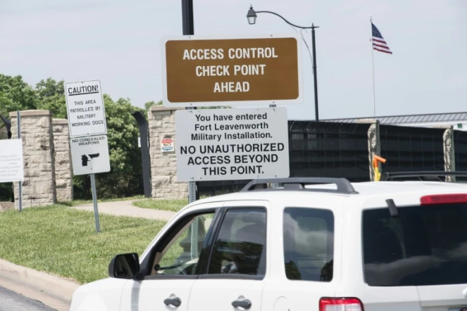 Une voiture passe devant des panneaux à l'entrée du pénitencier militaire de Fort Leavenworth, le 16 mai 2017 aux Etats-Unis