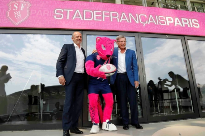 L'ex-président du Stade Français Thomas Savare avec son successeur allemand Hans-Peter Wild, le 14 juin 2017 à Paris 