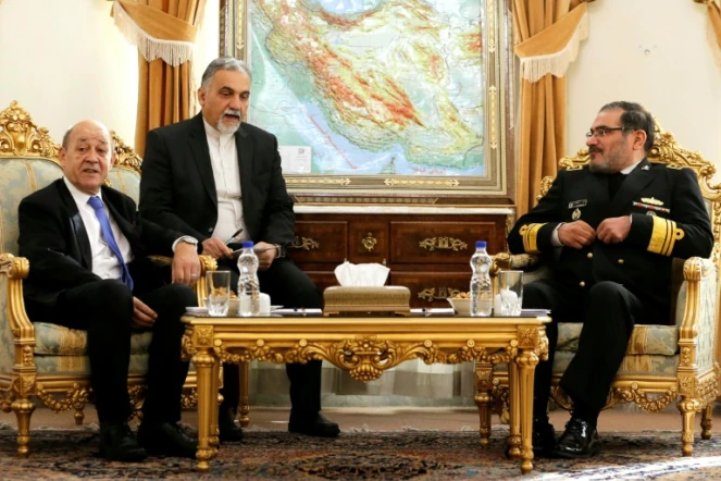 Le chef de la diplomatie française Jean-Yves Le Drian (à gauche) reçu à Téhéran par l'amiral Ali Shamkhani, secrétaire du Conseil suprême de la sécurité nationale iranienne le 5 mars 2018