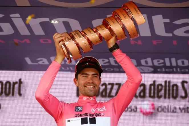 Le Néerlandais Tom Dumoulin (Sunweb) brandit le trophée sur le podium après avoir remporté le Tour d'Italie cycliste, le 28 mai 2017 à Milan