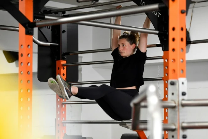 Une jeune femme dans une salle de sport à Sarrebruck, dans l'ouest de l'Allemagne, le 6 avril 2021