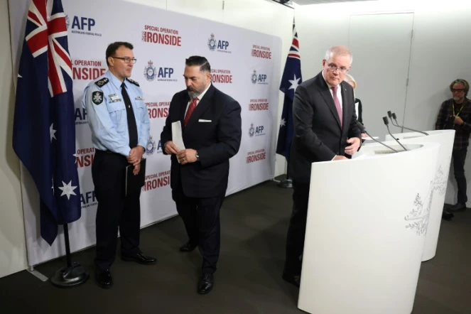 De droite à gauche: le Premier ministre australien Scott Morrisson, l'agent de liaison du FBI en Australie Anthony Russo et le chef de la police australienne Reece Kershaw pendant une conférence de presse à Sydney, le 8 juin 2021