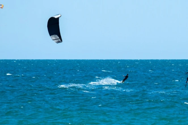 Les amateurs de kitesurf fêtent le confinement allégé