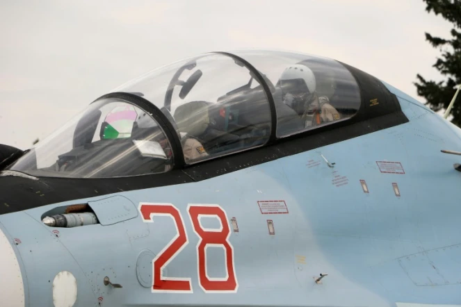 Un pilote russe dans le cockpit de son Sukhoi Su-30SM  avant une mission, le 16 décembre 2015 à la base militaire russe Hmeimim, dans la province de Latakia (nord-ouest de la Syrie)