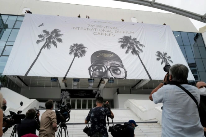 Derniers préparatifs avant le coup d'envoi du 74e festival de Cannes le 4 juillet 2021
