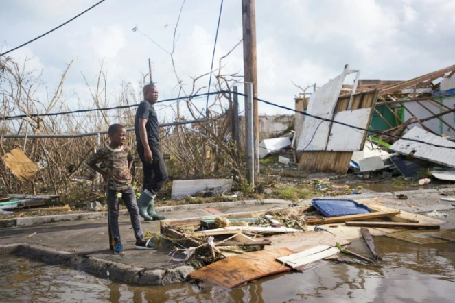 Des habitants de Marigot constatent les dégâts provoqués par le passage de l'ouragan Irma, le 7 septembre 2017 sur l'île de Saint-Martin