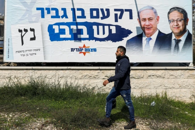 Le Premier ministre israélien Benjamin Netanyahu et le politicien d'extrême droite Itamar Itamar Ben Gvir sur le même panneau électoral en vue des législatives, le 17 février 2020 à Jérusalem