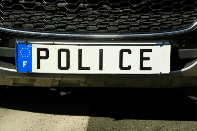 Un policier au volant d'un véhicule a été blessé lundi matin à l'arme blanche devant le commissariat de Cannes par un individu indiquant agir "au nom du prophète"