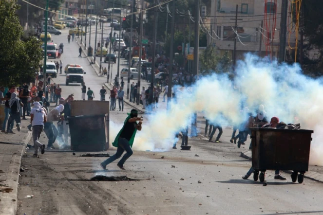 Des Palestiniens lors de heurts avec les forces de sécurité israéliennes à Bethléem  au sud de Jérusalem en Cisjordanie occupée, le 16 octobre 2015