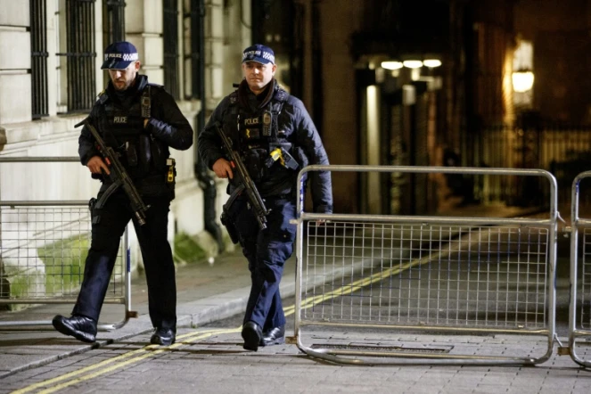 Des policiers patrouillent à Westminster avant les célébrations du Nouvel An, au centre de Londres le 31 décembre 2017