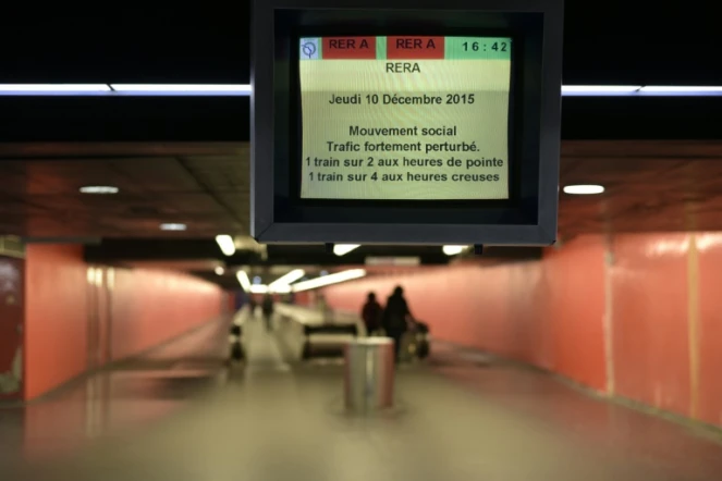 Un panneau informant d'une grève dans le métro parisien