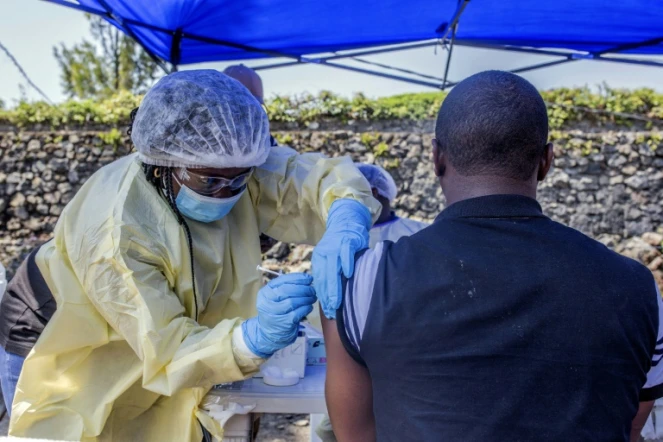Un homme se fait vacciner contre Ebola dans un centre à Goma, le 15 juillet 2019