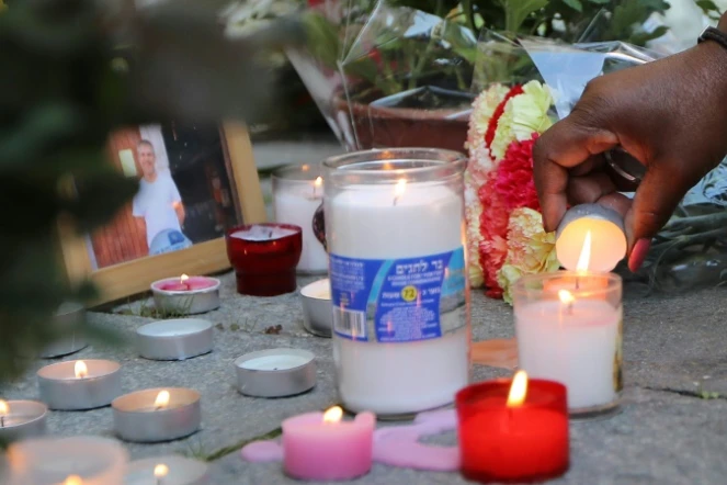 Allumage de bougies dans l'église Notre-Dame de l'Assomption à Nice le 30 octobre 2020 près de la photo de Vincent Loquès, une des victimes de l'attentat 