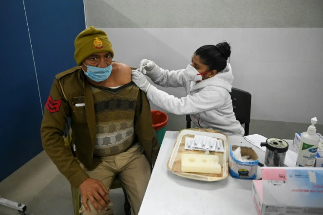 Un policier reçoit une dose de vaccin à New Delhi, le 15 janvier 2022. 