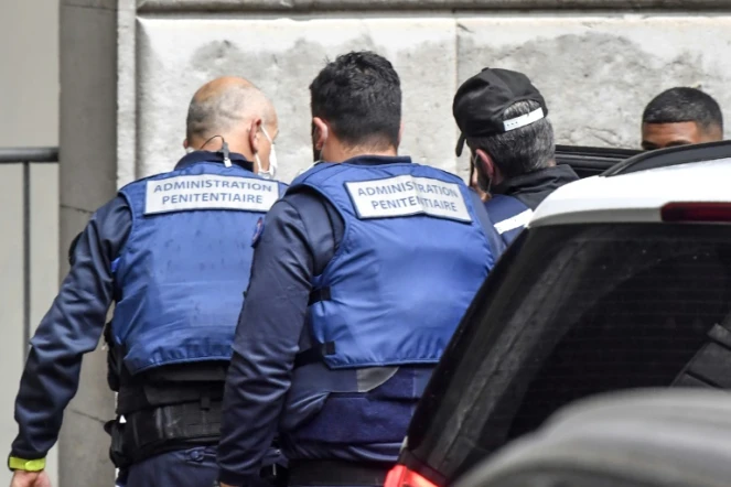 Arrivée de Nordahl Lelandais (2e d, casquette) sous escorte au tribunal de Chambéry, le 7 mai 2021