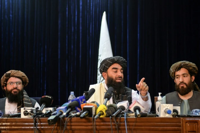 Le porte-parole des talibans Zabihullah Mujahid lors de la première conférence de presse des talibans le 17 août 2021 à Kaboul