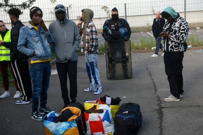 Les forces de l'ordre évacuent le plus grand squat de France, à Vitry-sur-Seine (Val-de-Marne), le 17 avril 2024, à l'approche des Jeux olympiques