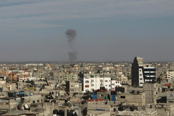 De la fumée monte de la ville de Rafah, dans la bande de Gaza, après des frappes de l'armée israélienne, le 5 mai 2016