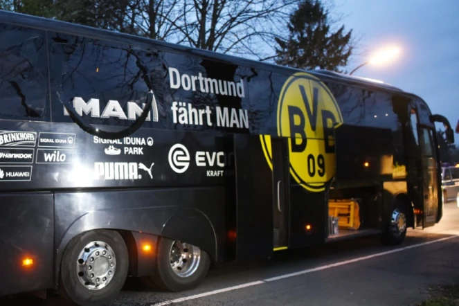 Le bus endommagé de l'équipe du Borussia Dortmund, le 11 avril 2017 à Dortmund, en Allemagne 