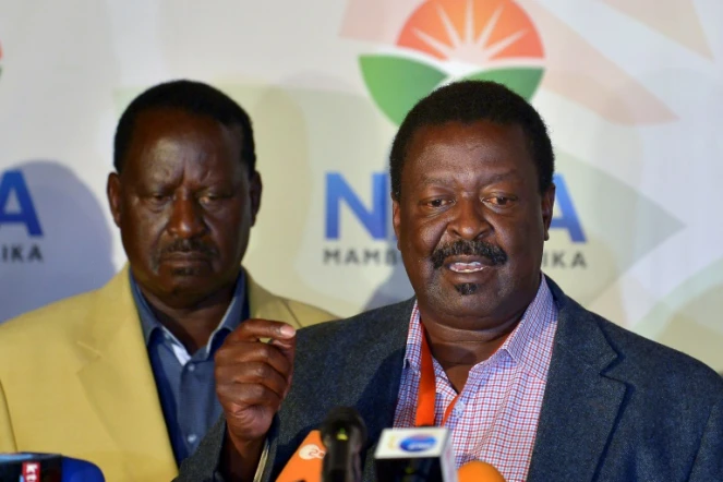 Le numéro 3 de l'opposition kényane, Musalia Mudavadi (D) près du candidat à l'élection présidentielle, Raila Odinga, le 10 août 2017
