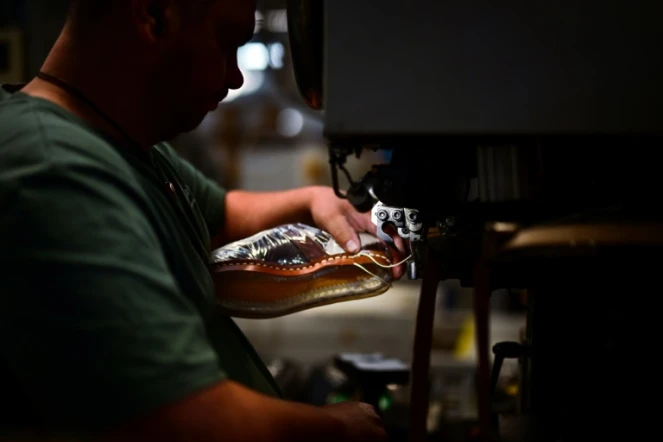 Un ouvrier coud une chaussure, dans l'usine Paraboot de Saint-Jean-de-Moirans, en Isère, le 27 mai 2025