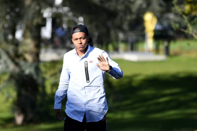 Le jeune attaquant des Bleus Kylian Mbappé arrive à Clairefontaine pour le regroupement de l'équipe de France, le 6 novembre 2017