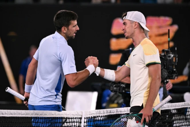Le Serbe Novak Djokovic après sa victoire à l'issue de quatre heures de jeu, à l'Open d'Australie, le 14 janvier 2024