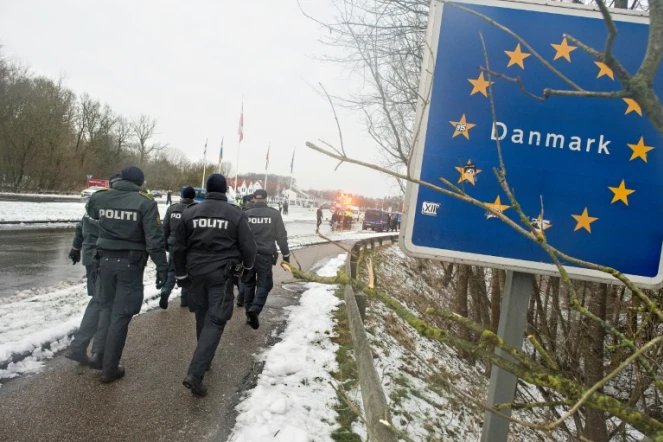 Des policiers danois le 9 janvier 2016 à Krusaa à la frontière avec l'Allemagne