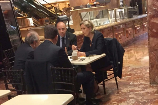 Une image diffusée avec l'aimable autorisation de Samuel Levine, montre Marine Le Pen le 12 janvier 2017 prenant un café au Trump Ice Cream Parlor, l'un des cafés situés au rez-de-chaussée de la Trump Tower, QG de Donald Trump à New York.