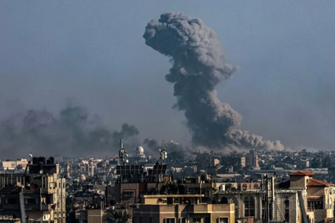 Bombardement israélien sur Khan Younès, dans la bande de Gaza, le 30 décembre 2023