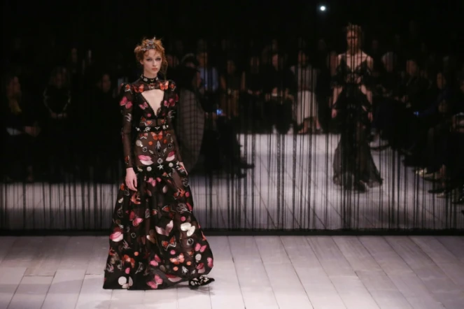 Des mannequins défilent pour Alexander McQueen à la Fashion Week de Londres, le 21 janvier 2016 