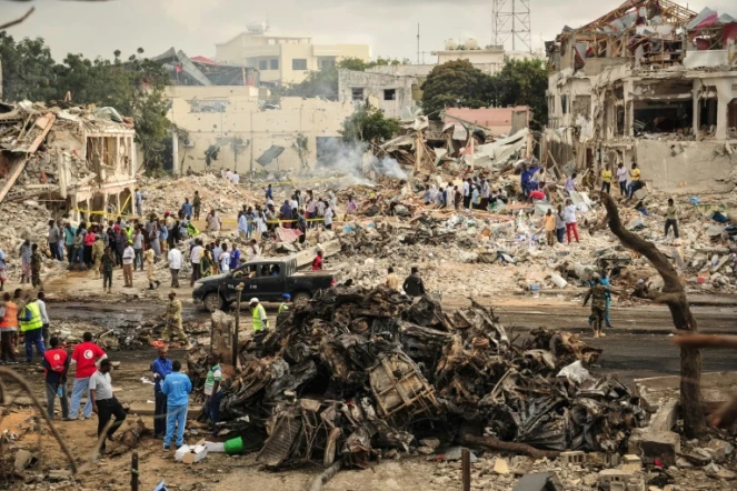 Au moins 137 personnes ont été tuées et 300 blessées dans l'attentat au camion piégé mené samedi dans le centre de Mogadiscio, la capitale somalienne, a-t-on appris dimanche de source policière.