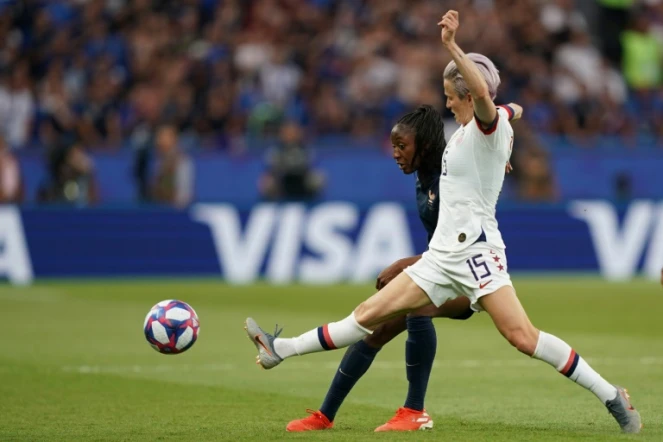 L'attaquante des USA Megan Rapinoe (d) buteuse lors du quart de finale du Mondial face à la France le 28 juin 2019 au Parc des Princes