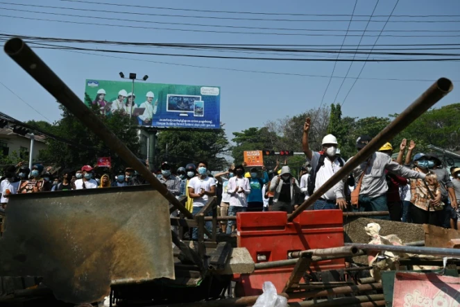 Des manifestants derrière une barricade, le 28 février 2021 à Rangoun, en Birmanie 