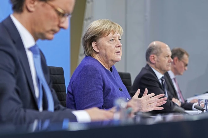 Angela Merkel, le Premier ministre de l'État de Rhénanie du Nord-Westphalie Hendrik Wuest (L) Le ministre allemand des Finances Olaf Scholz (2e D) et le maire de Berlin Michael Mueller (D) à la chancellerie de Berlin le 18 novembre 2021
 