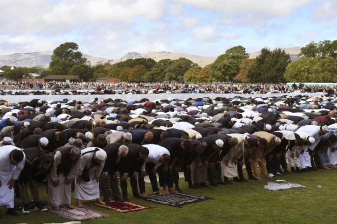 Des milliers de personnes prennent part à la prière du vendredi à Hagley Park à Christchurch, une semaine après la tuerie des mosquées