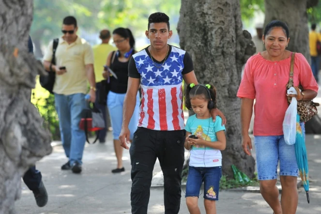 Un Cubain porte un t-shirt aux couleurs du drapeau américain dans une rue de La Havane, le 19 juillet 2016