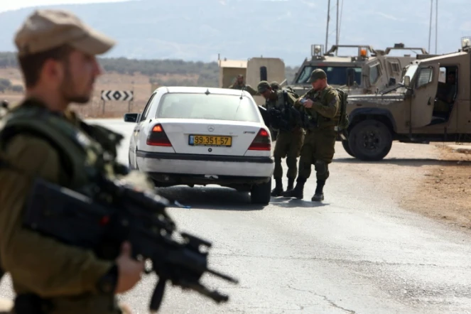 Des soldats islraéliens filtrent les voitures le 2 octobre 2015 Beit Furik