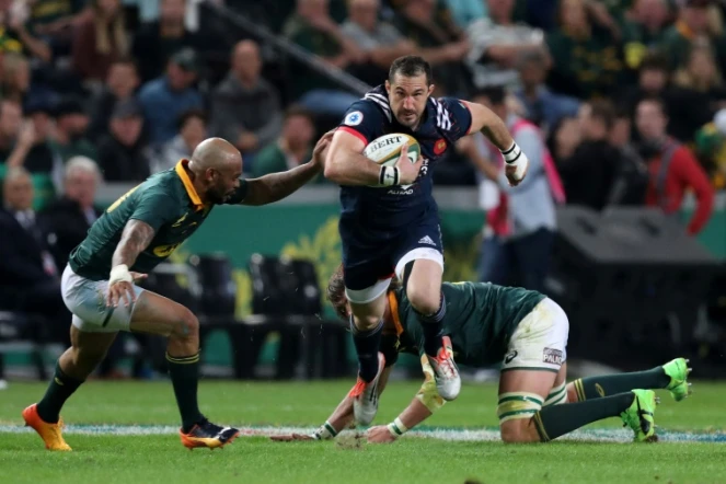 L'arrière du XV de France Scott Spedding (c)  s'échappe avec le ballon en test-match face à l'Afrique du Sud, le 17 juin 2017 à Durban