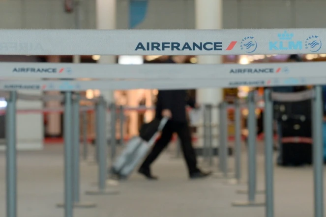 Un passager se dirige vers un guichet Air France alors que des employés de la compagnie sont en grève contre un plan de restructuration, le 22 octobre 2015 à l'aéroport de Marignane (Bouches-du-Rhône)