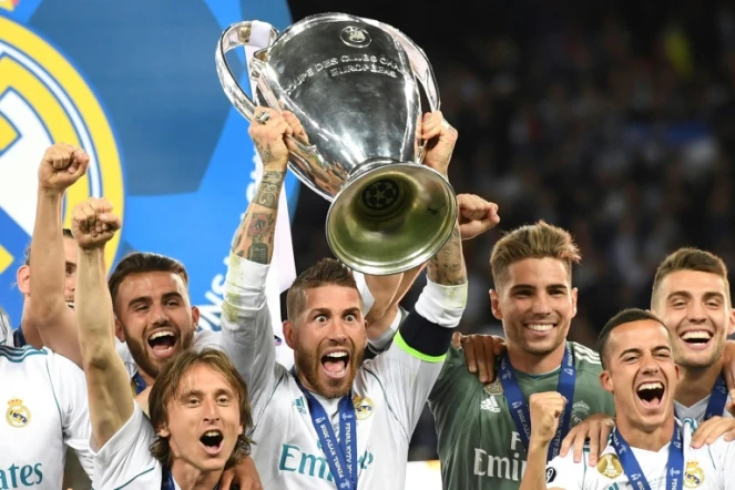 Sergio Ramos soulève la Ligue des champions au milieu de ses partenaires du Real Madrid le 26 mai 2018 après la victoire en finale sur Liverpool à Kiev