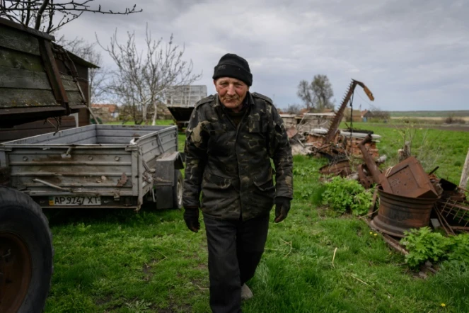 Vassili Kouchtch dans un champ du village de Mala Tokmachka près du front avec les forces russes, le 23 avril 2022 en Ukraine