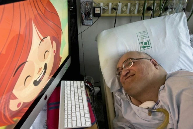 Paulo Henrique Machado, le 16 septembre 2015 dans sa chambre d'hôpital où il a créé le dessin animé "Brincadeirantes"