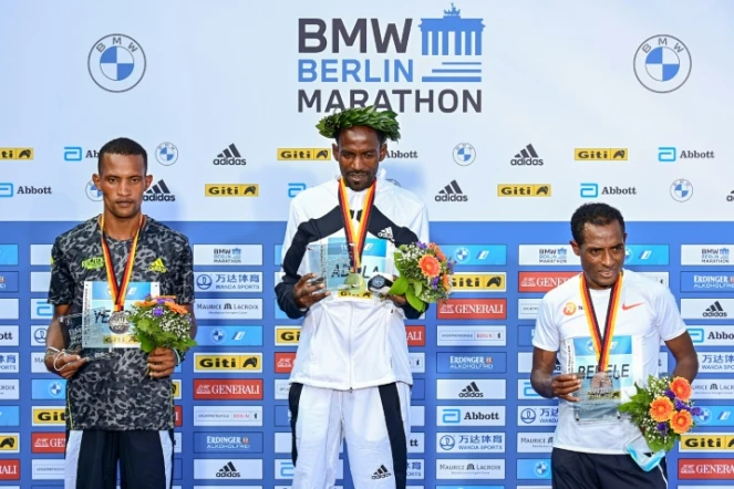 Le podium du marathon de Berlin avec le Kényan Bethwel Yegon (2e), le vainqueur éthiopien Guye Adola et son compatriote Kenenisa Bekele, le 26 septembre 2021 

