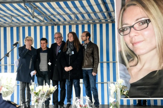 Les parents d'Alexia Daval, Isabelle (g) et Jean-Pierre Fouillot (3e g), son mari Jonathan Daval (2e g), sa soeur Stéphanie (2e d) et son mari Grégory (d), près d'un poster de la jeune femme, lors d'un rassemblement à Gray, le 5 novembre 2017